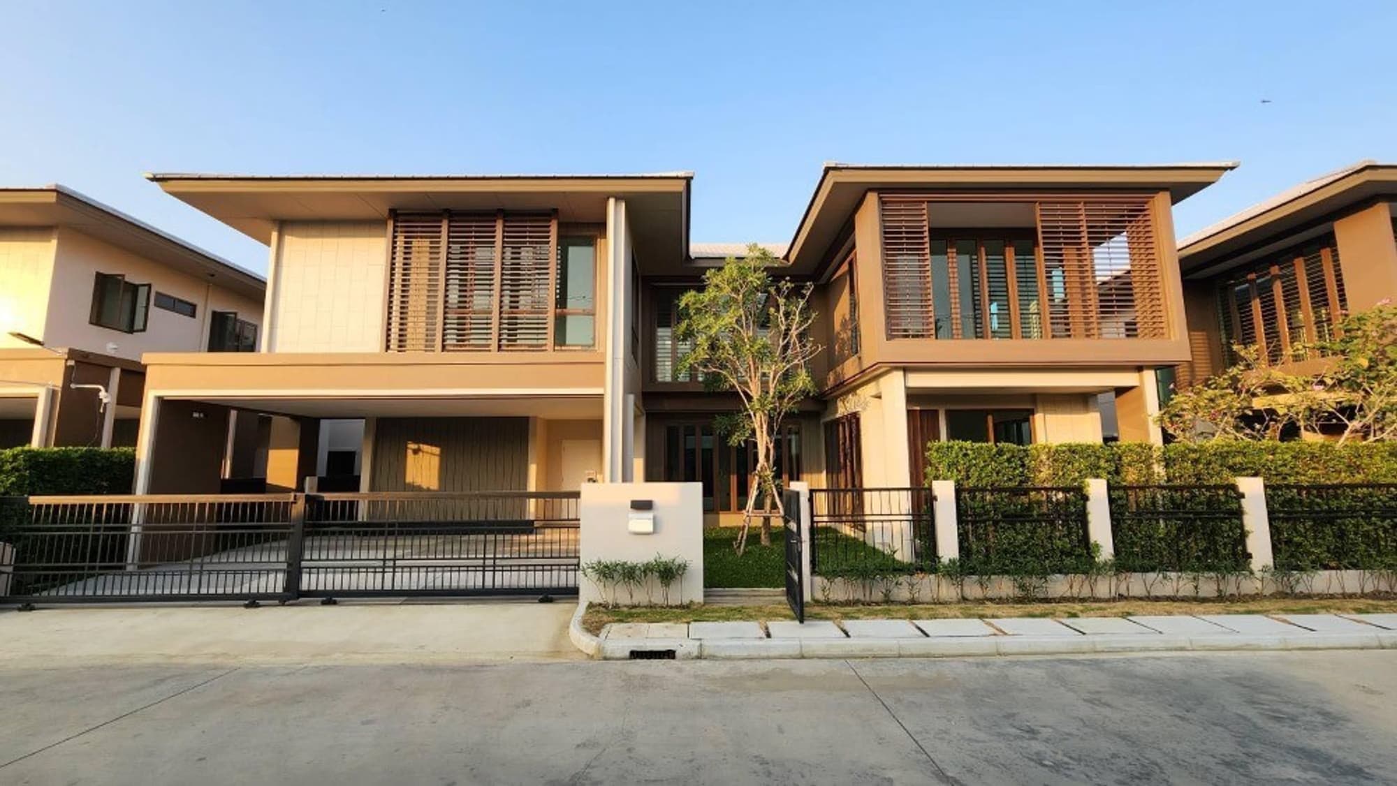 4 Bed House for Rent and Sale in Bang Kapi - Image 1