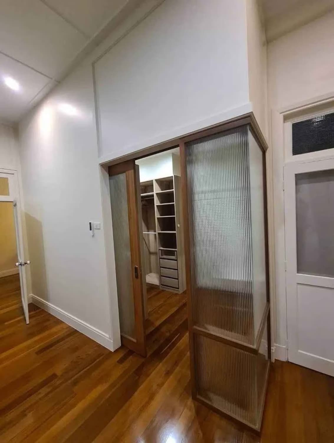 5 Bed House for Rent in Khlong Toei - Image 8
