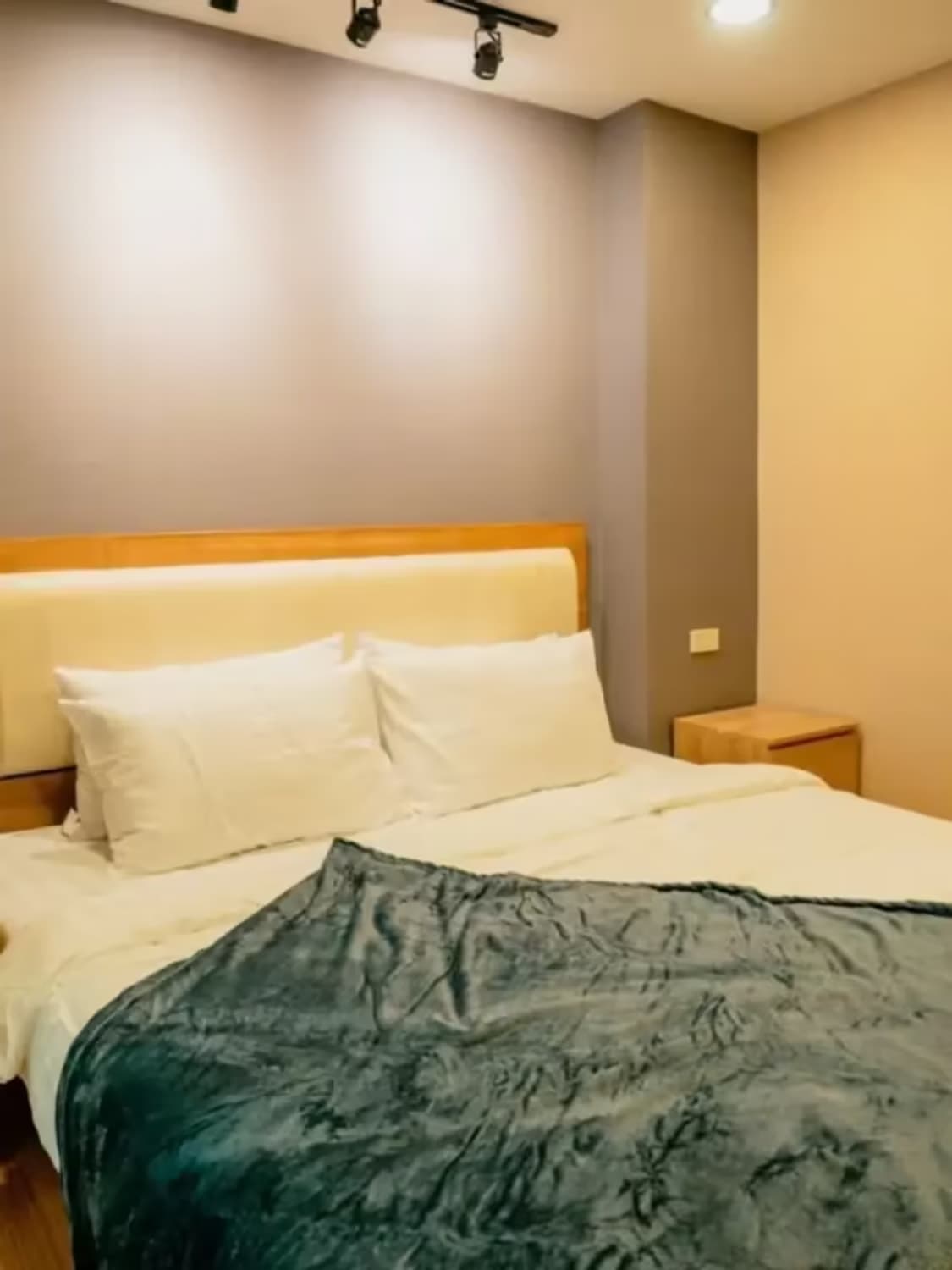 1 Bedroom Condo - Image 1