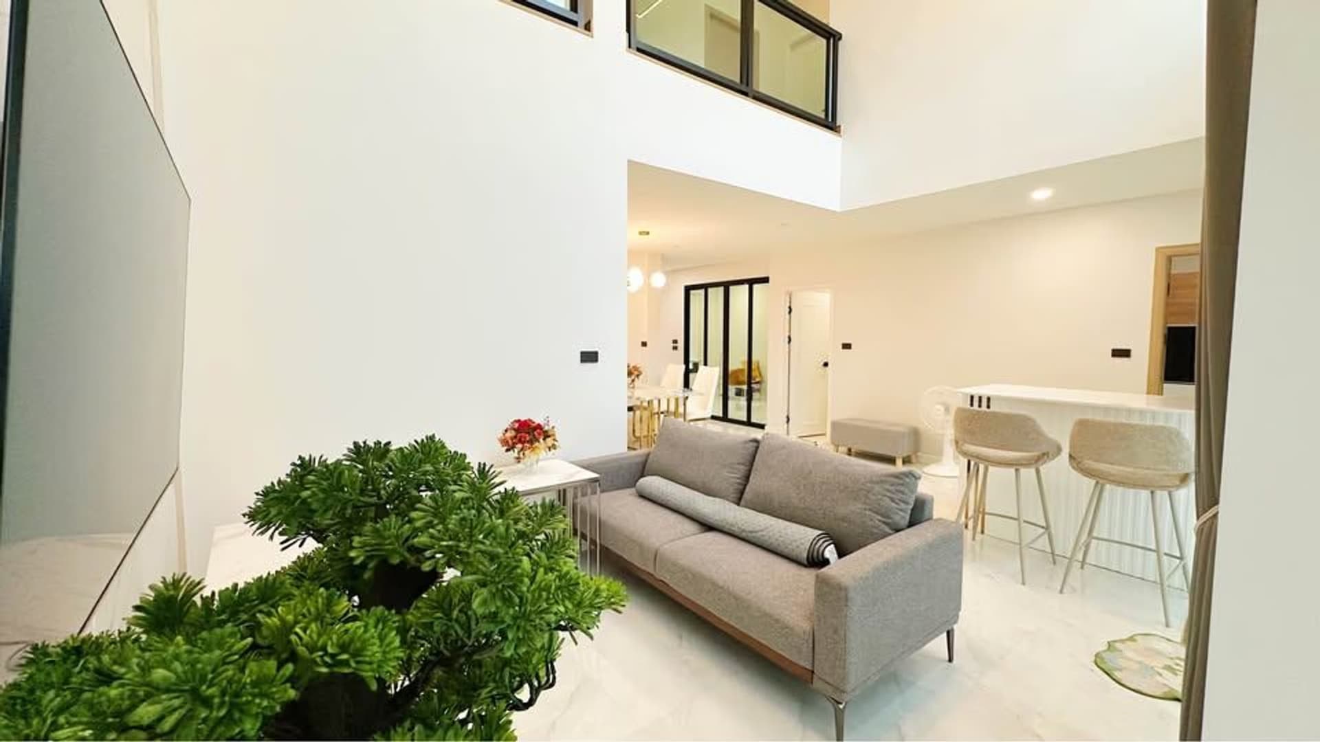 5 Bed House for Rent in Mueang Chiang Mai District - Image 2