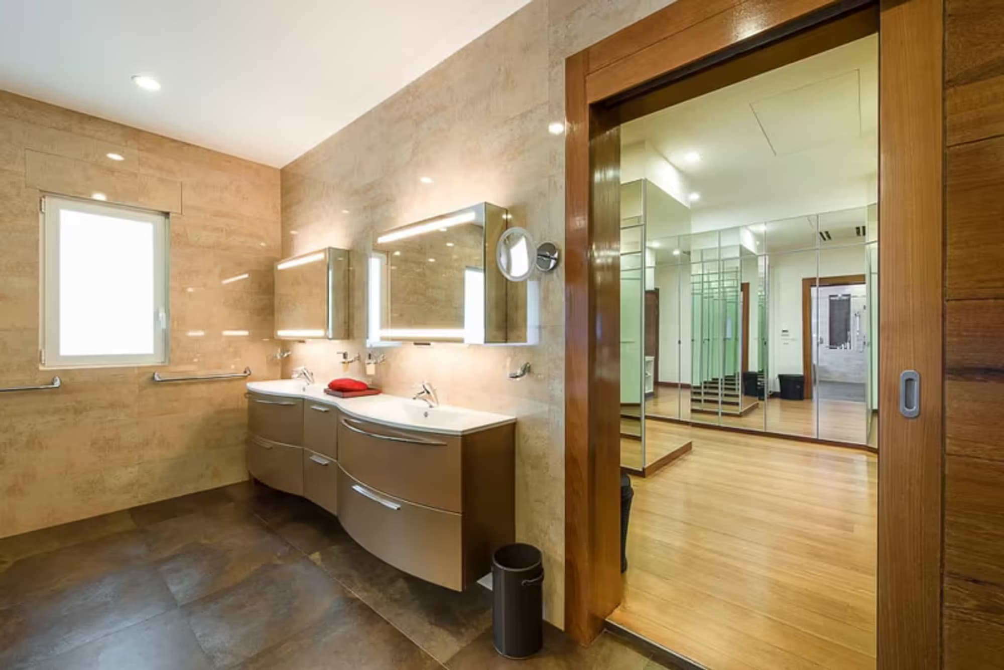 Luxury Home w/ Gaggenau Kitchen and High-end Home Theatre. - Image 30
