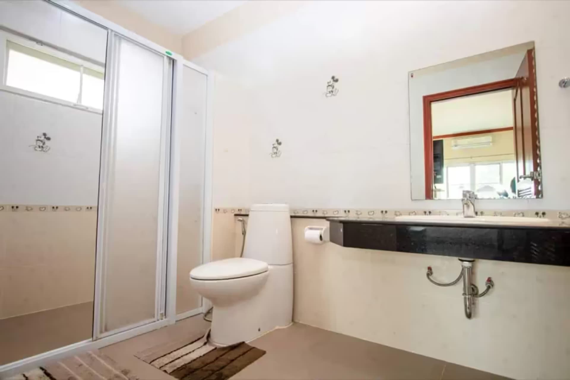 6 Bedroom House - Image 6