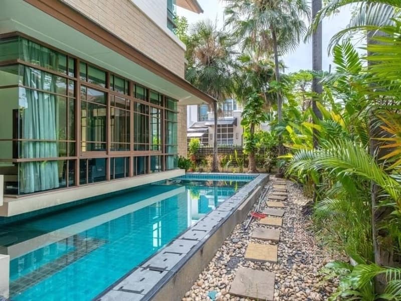 4 Bed House for Rent and Sale in Watthana