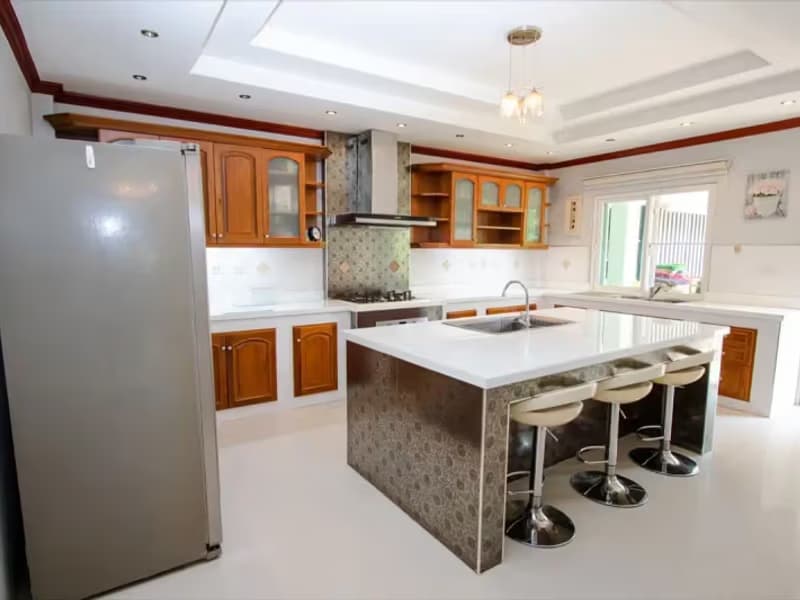 6 Bedroom House