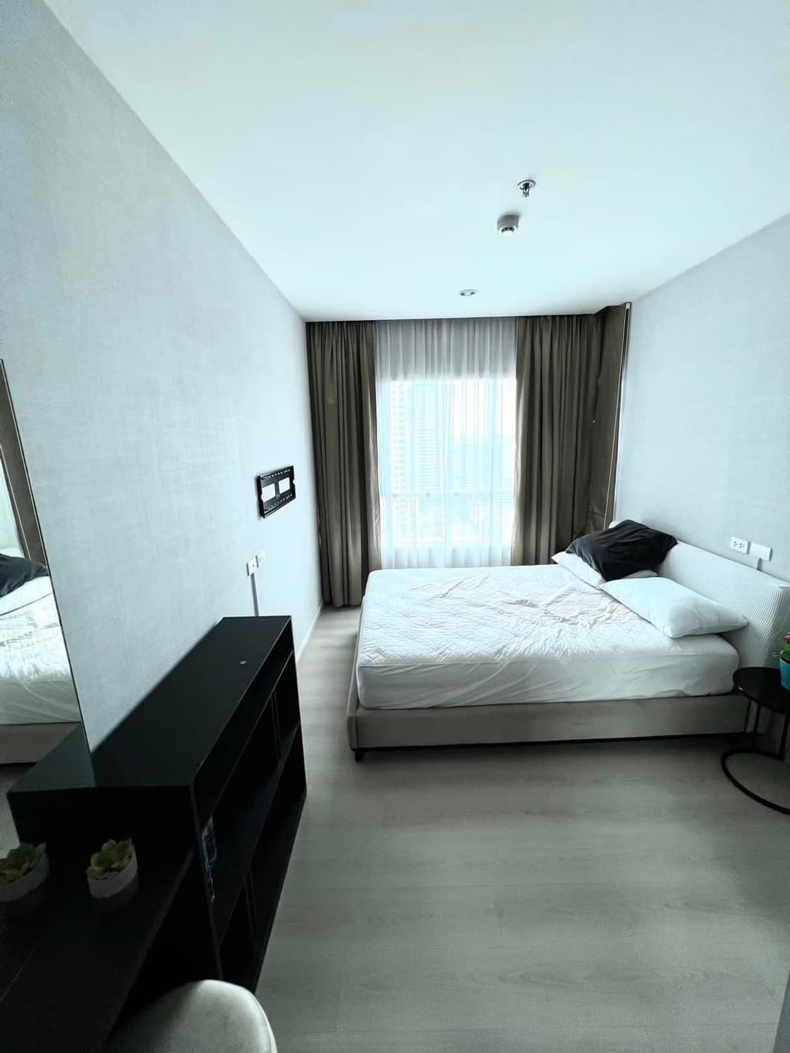 2 Bed Condo for Rent in Huai Khwang - Image 3