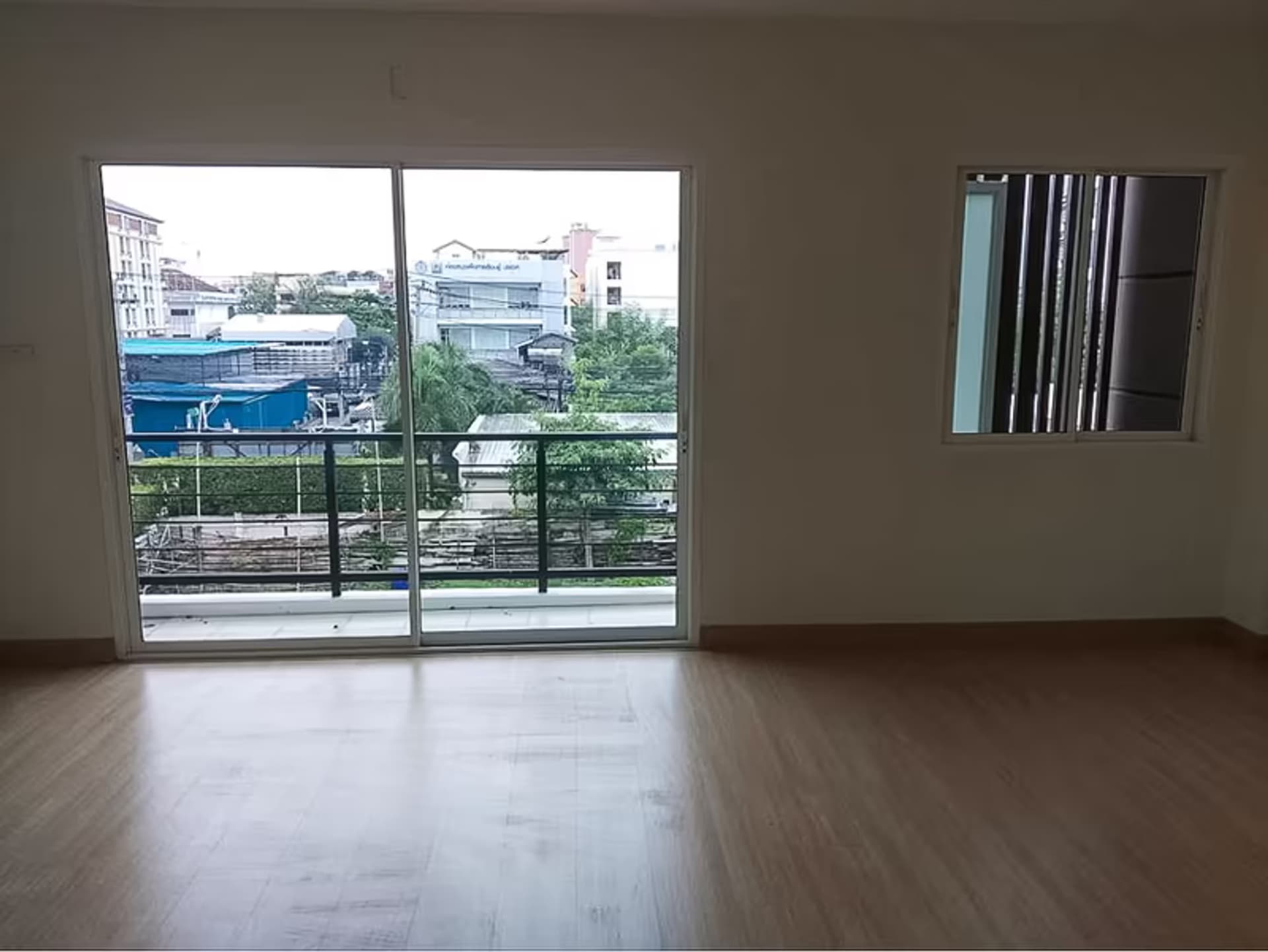 5 Bedroom Commercial - Image 10
