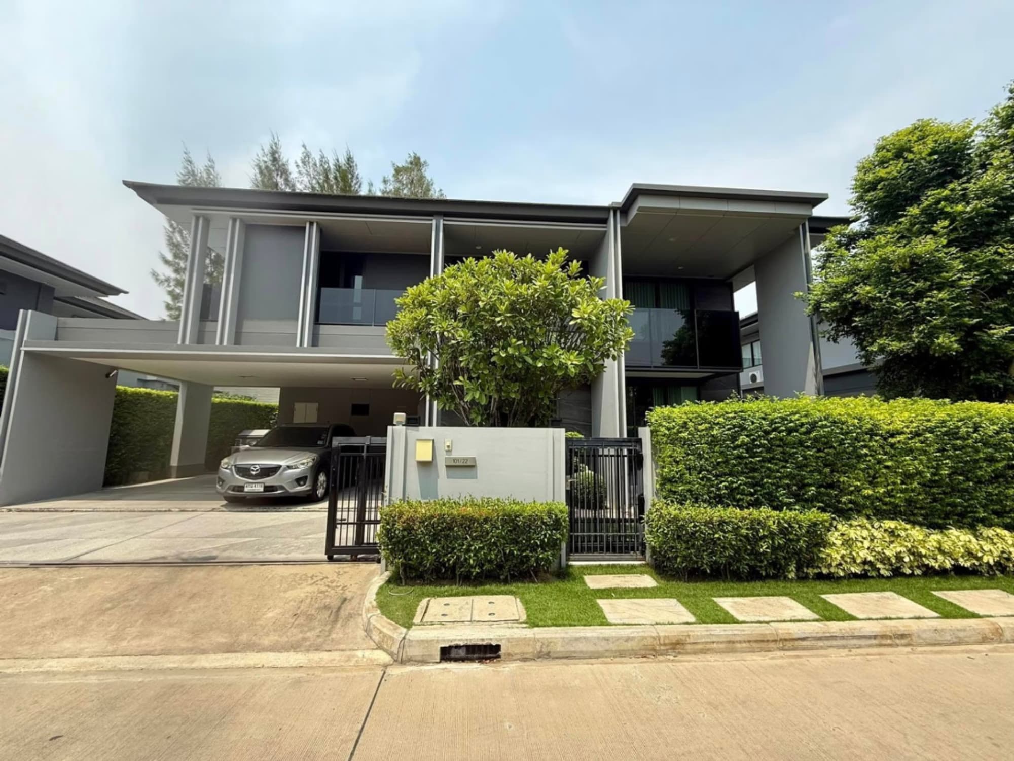 4 Bed House for Rent in Bang Kapi - Image 1