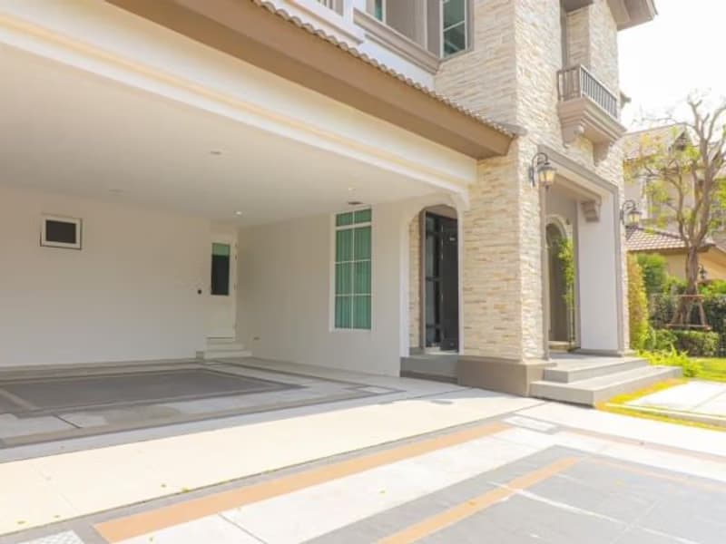 4 Bed House for Rent and Sale in Bang Na