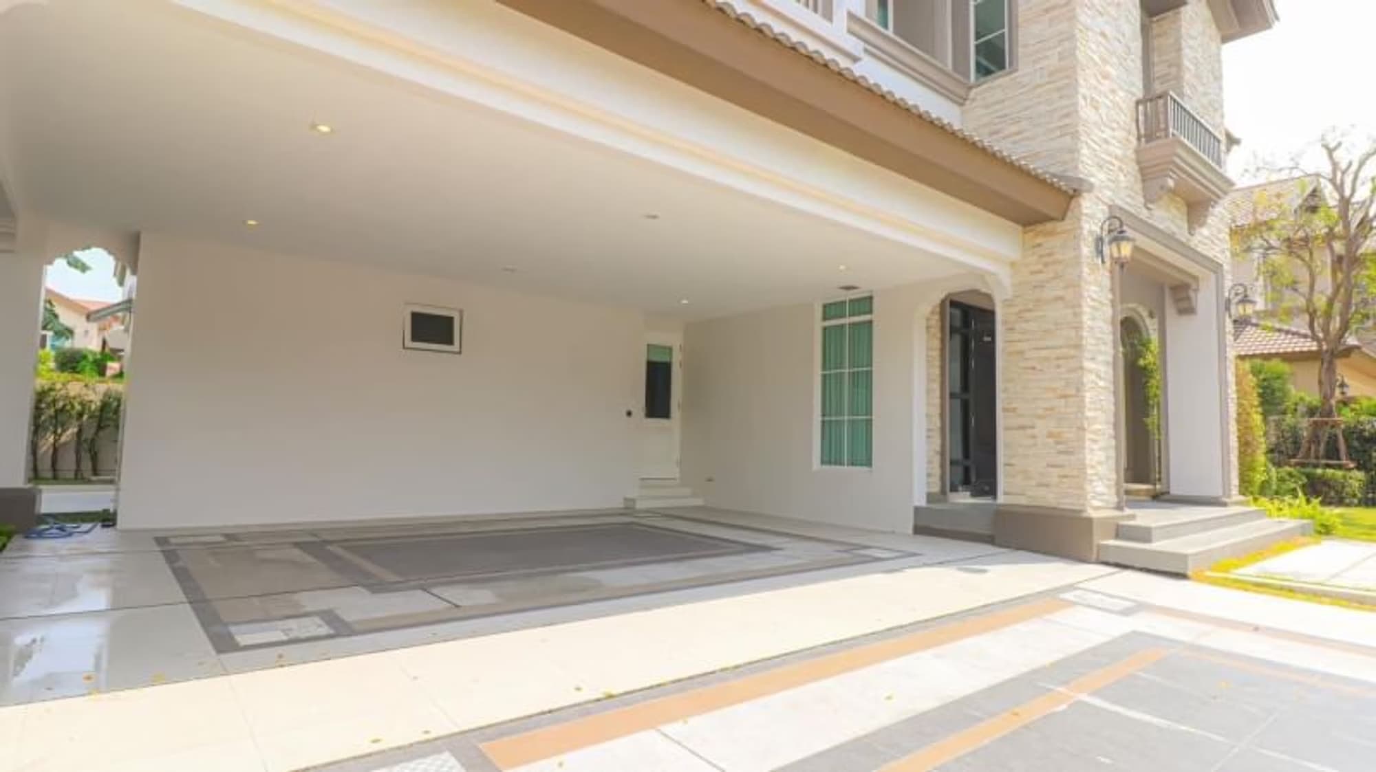 4 Bed House for Rent and Sale in Bang Na - Image 2