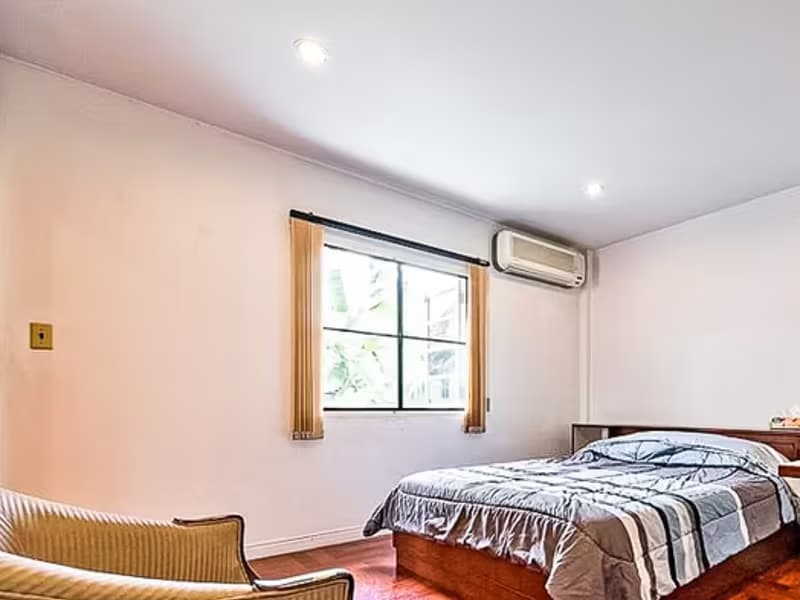 5 Bedroom House for Rent in Phra Khanong