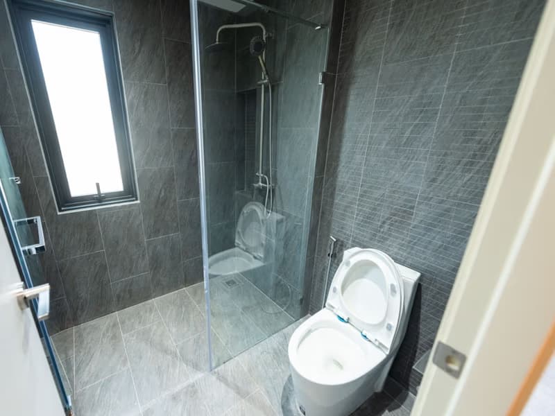 5 Bed Commercial for Rent and Sale in Mueang Samut Prakan