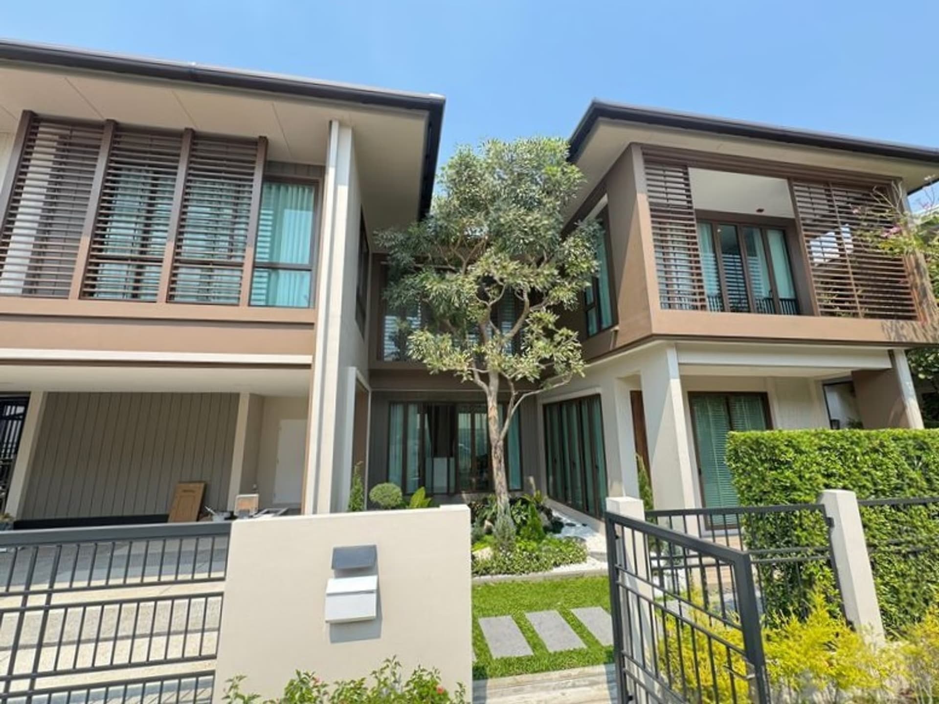 4 Bed House for Rent in Bang Kapi - Image 1