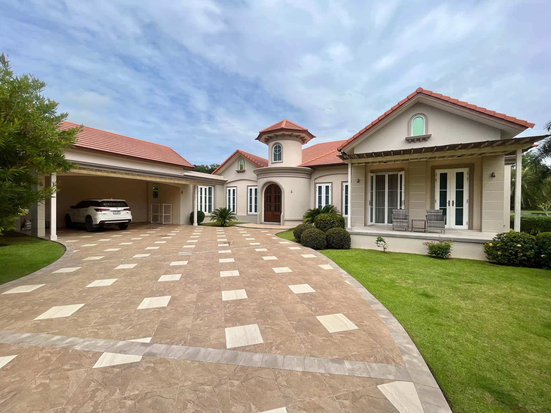 Luxury Pool Villa Next To Lake in Summit Green Valley - Image 2