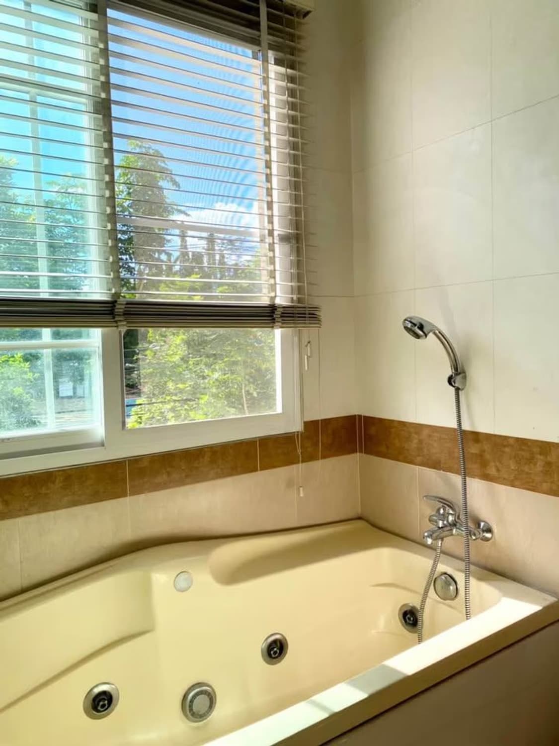 5 Bed House for Rent and Sale in Mueang Chiang Mai - Image 9