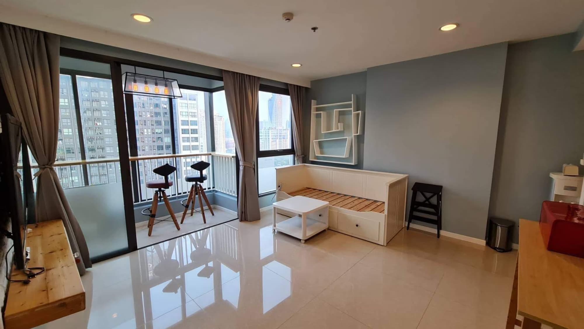 2 Bed Condo for Sale in Ratchathewi - Image 1