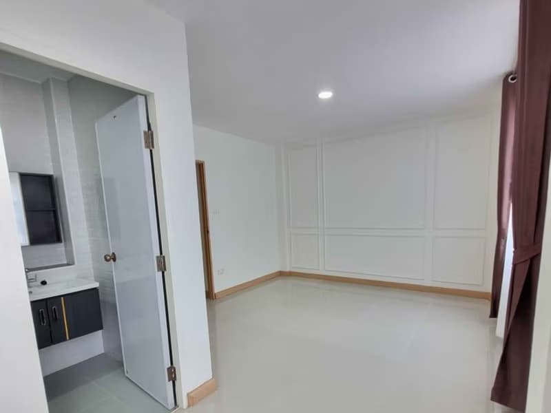 7 Bed Townhouse for Sale in Chatuchak