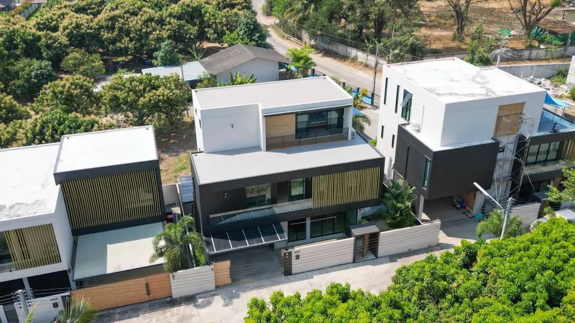 Contemporary 5-Bedroom House for Sale near Kad Farang - Image 2
