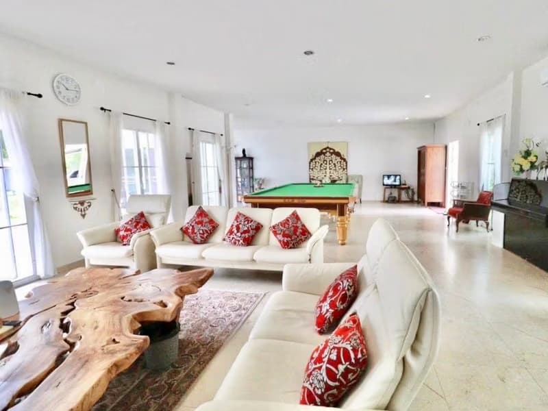 9 Bed House for Rent in Saraphi District