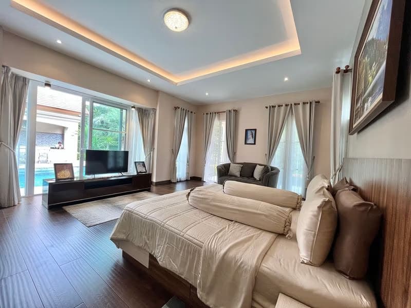 Luxury Pool Villa Next To Lake in Summit Green Valley