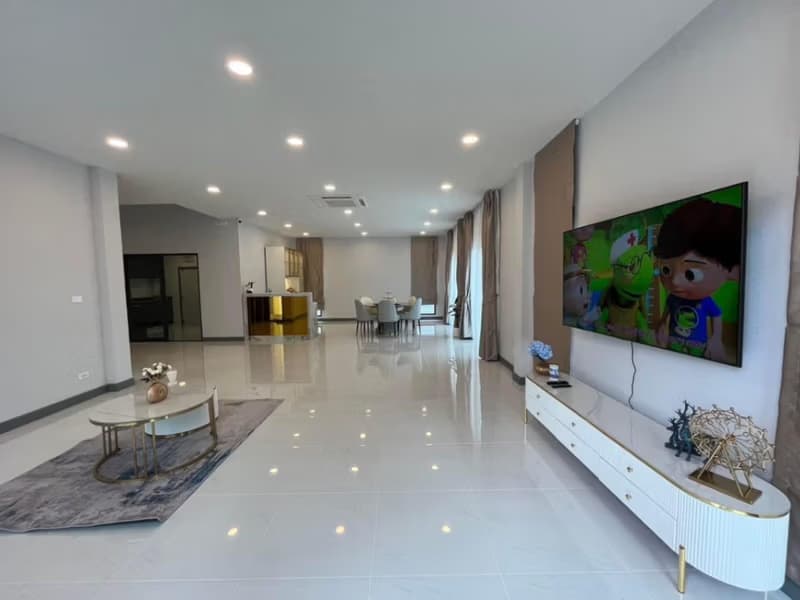 5 Bed House for Rent in Bang Phli