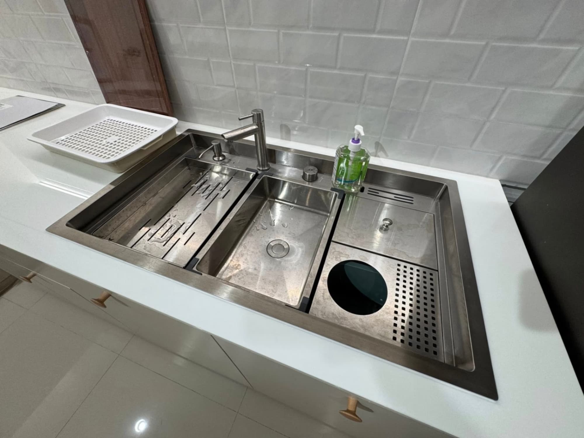 1 Bed Condo for Rent and Sale in Huai Khwang - Image 7