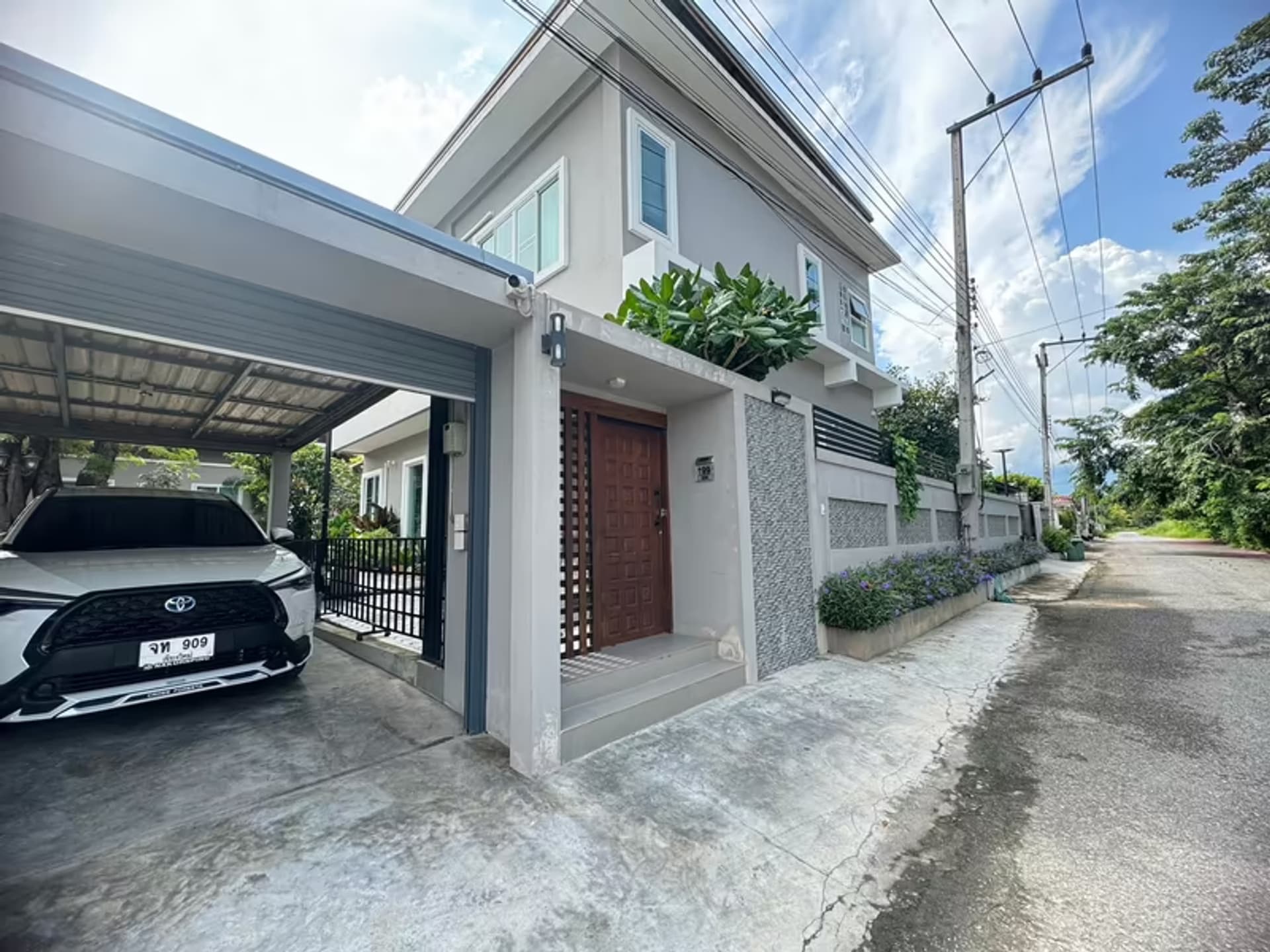 7 Bedroom House - Image 17