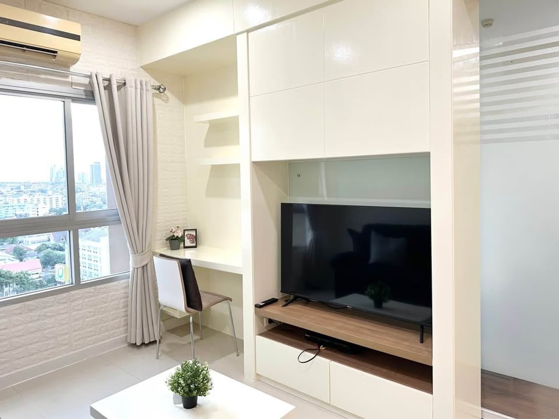 1 Bed Condo for Rent in Khlong San - Image 2