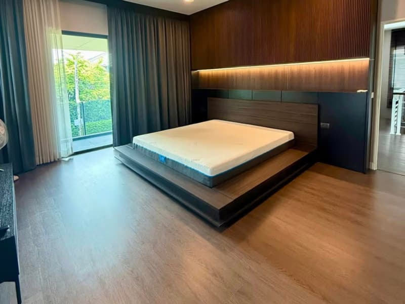 4 Bed House for Rent in Bang Kapi