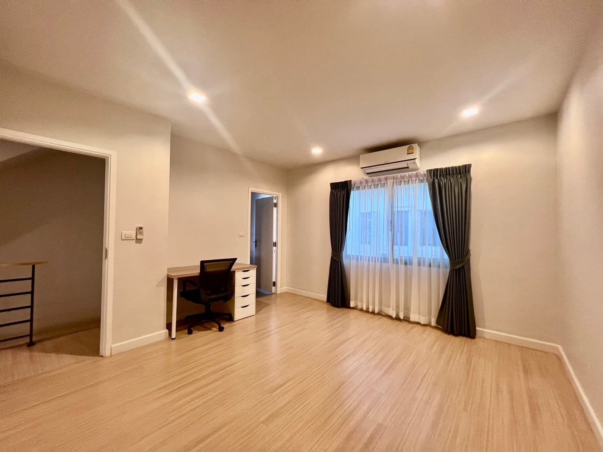 3 Bed Townhouse for Rent in Bang Phli - Image 4