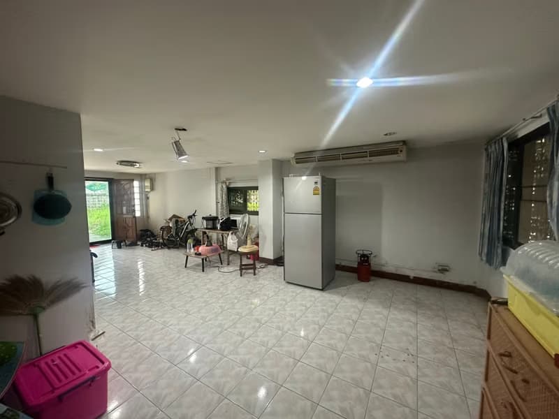 Studio Commercial for Rent in Mueang Samut Prakan