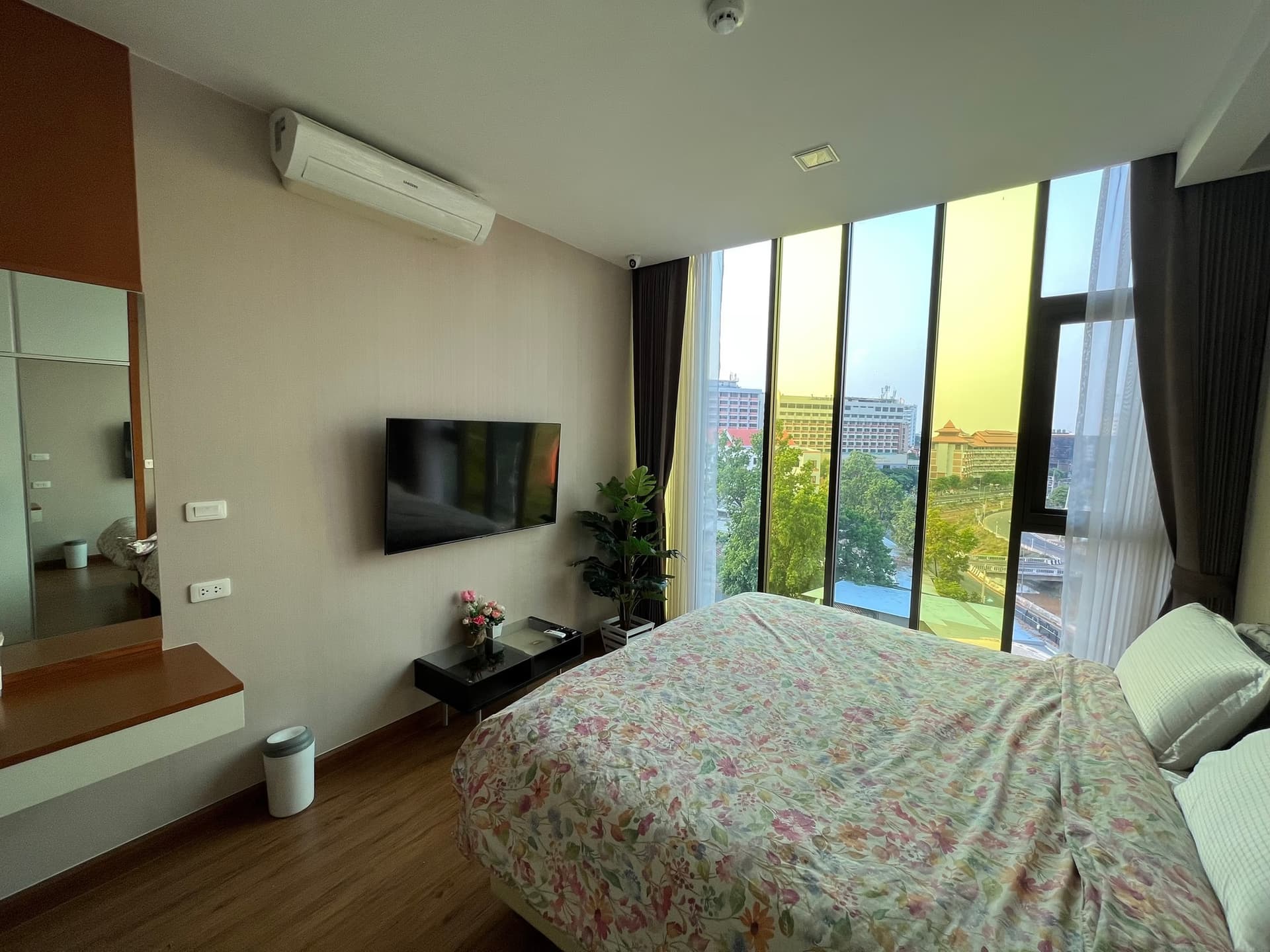 Condo for Rent, Sale at Stylish Condo - Image 22
