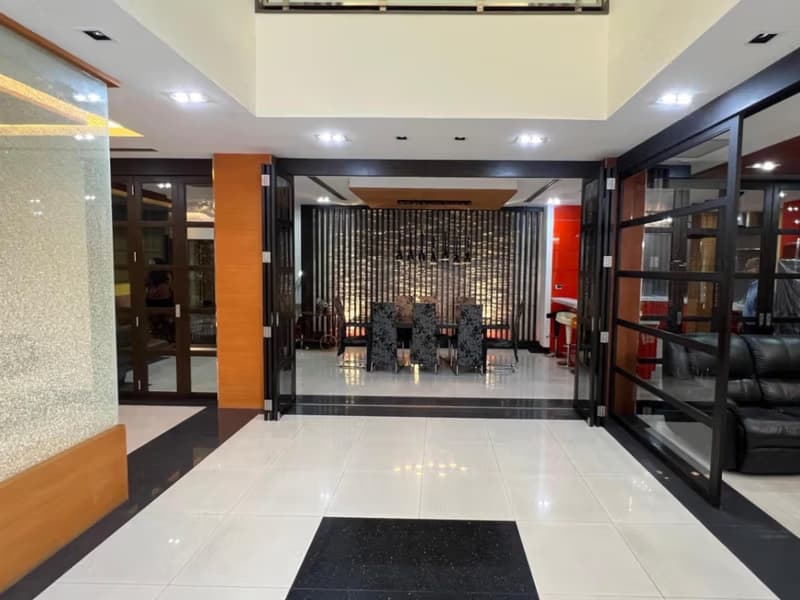 5 Bed Townhouse for Rent in Khlong Toei