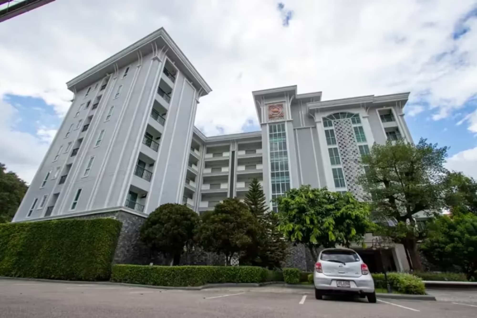1 Bedroom Condo - Image 1