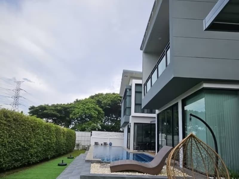 6 Bed House for Rent in San Sai