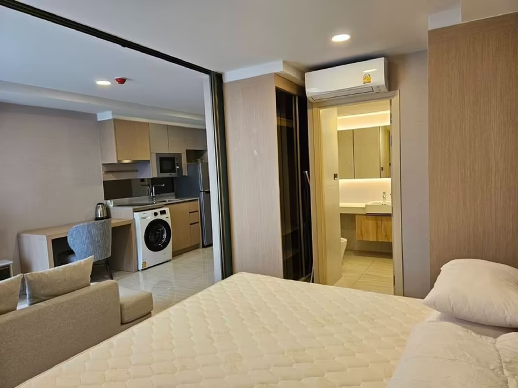 Condo for Rent at Walden Asoke - Image 5