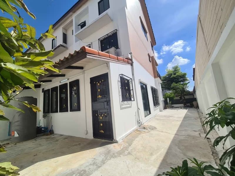 3 Bed Townhouse for Rent in Bang Kapi District