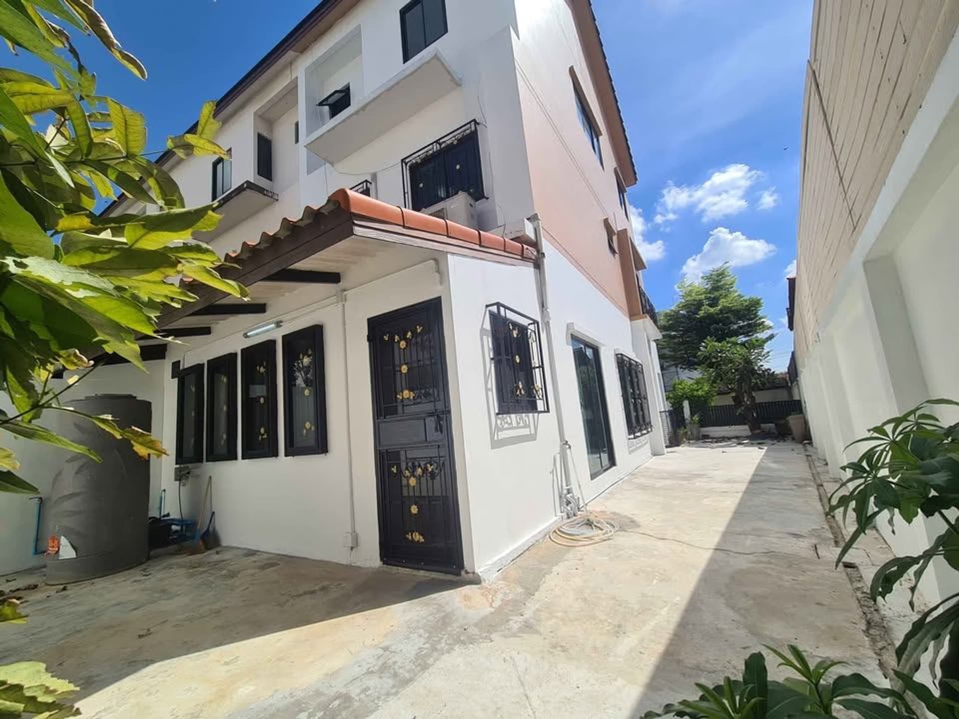 3 Bed Townhouse for Rent in Bang Kapi District - Image 11