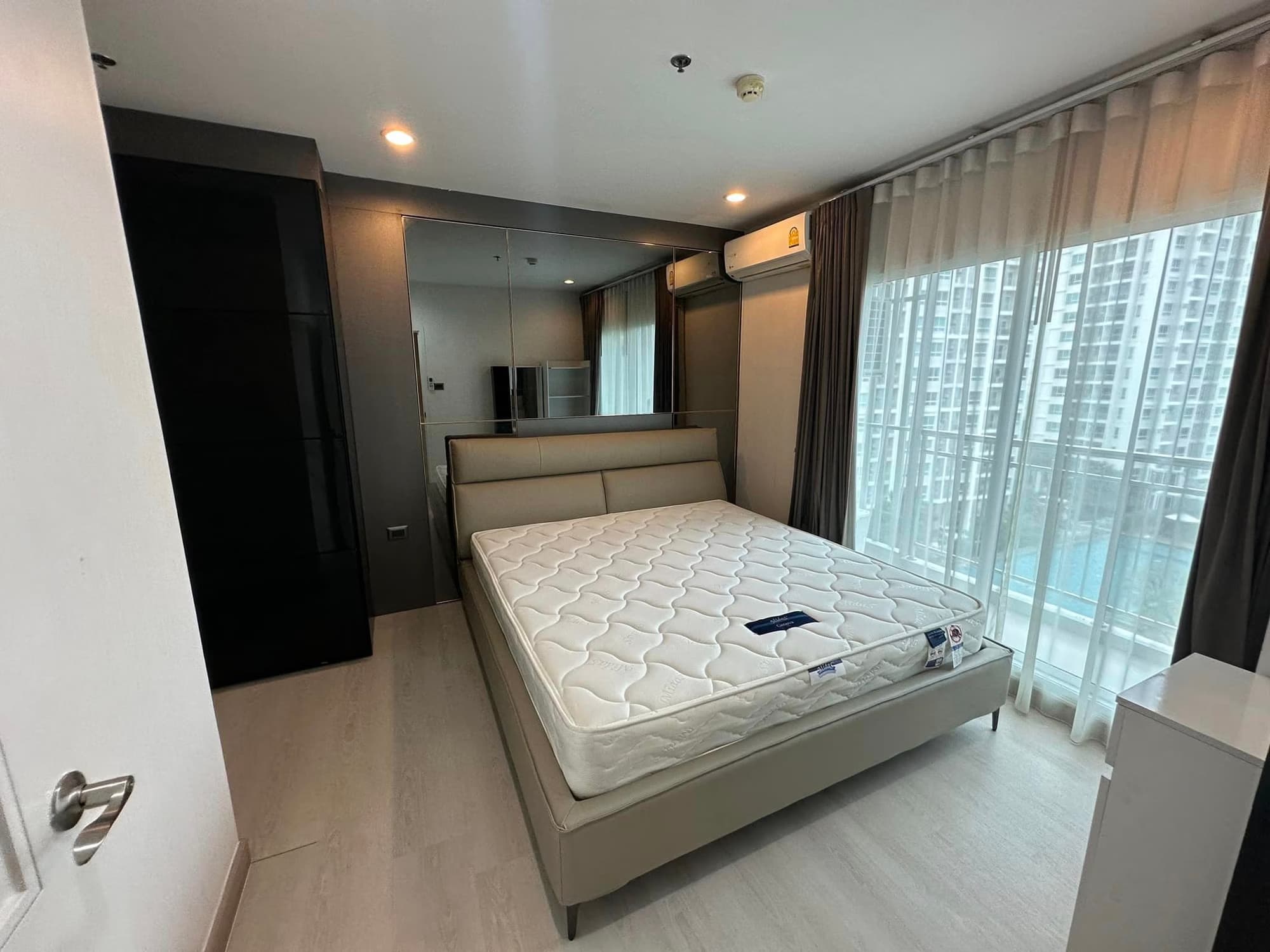 2 Bed Condo for Rent in Huai Khwang - Image 3