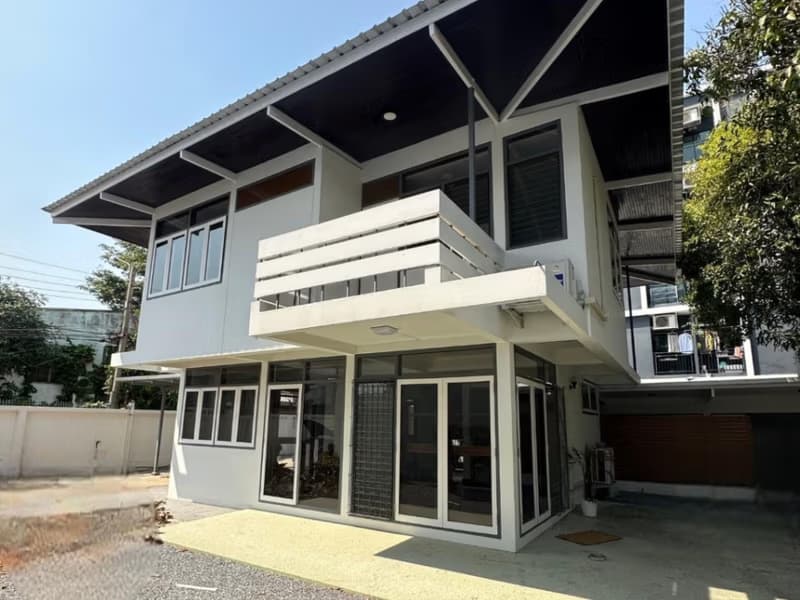 4 Bed House for Rent in เขตพระโขนง