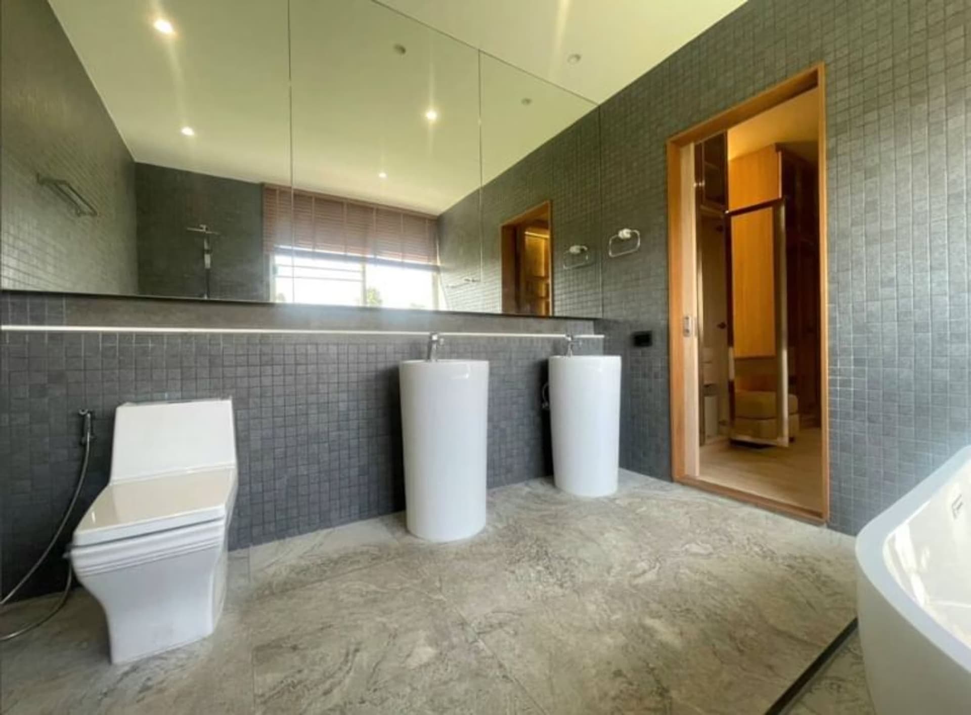 4 Bed House for Rent and Sale in Hang Dong District - Image 13