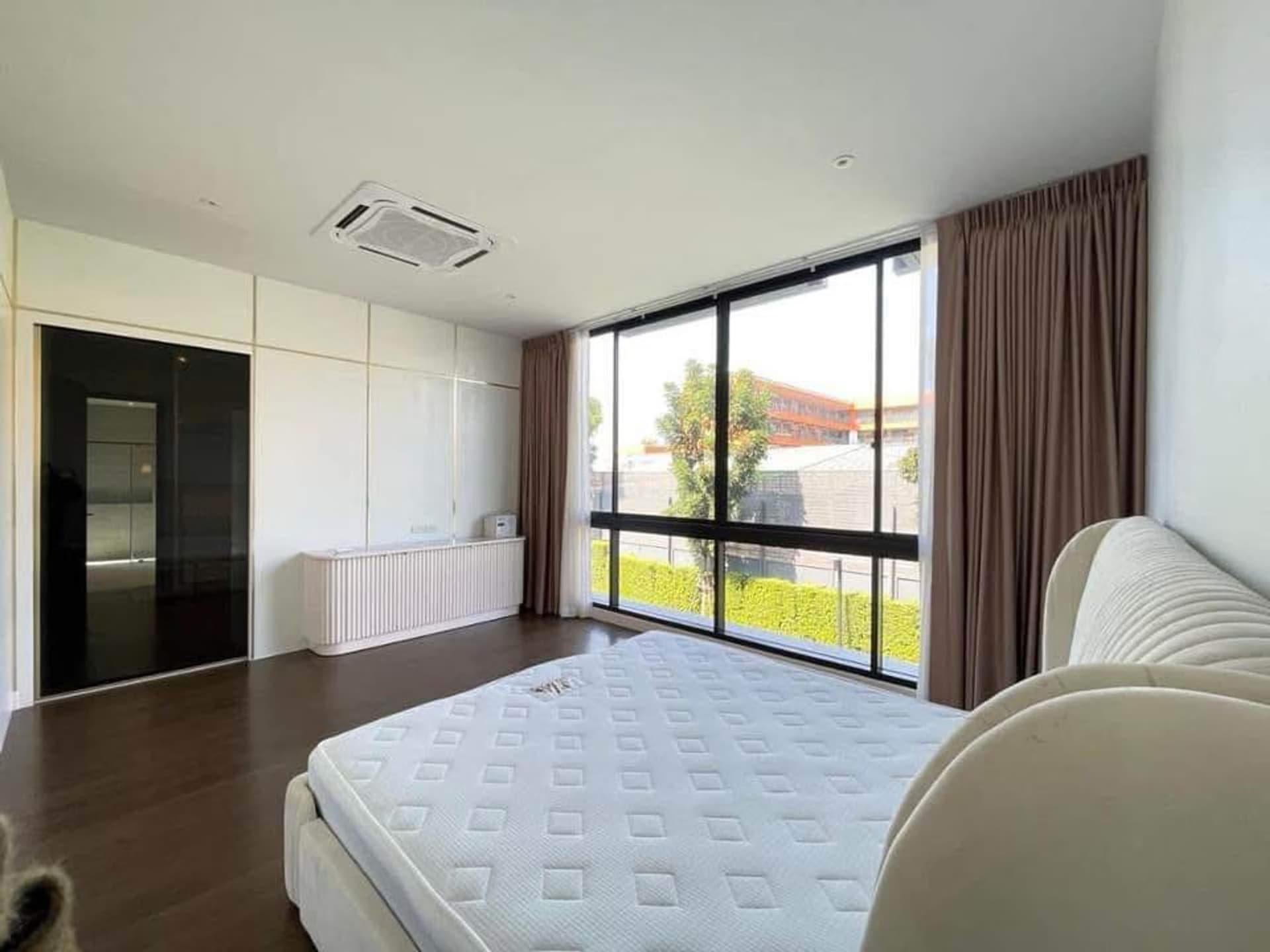 4 Bed House for Rent in Bang Kapi - Image 13