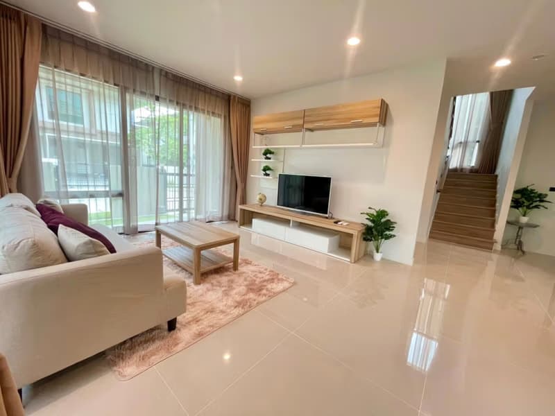 4 Bed House for Rent in Bang Kapi