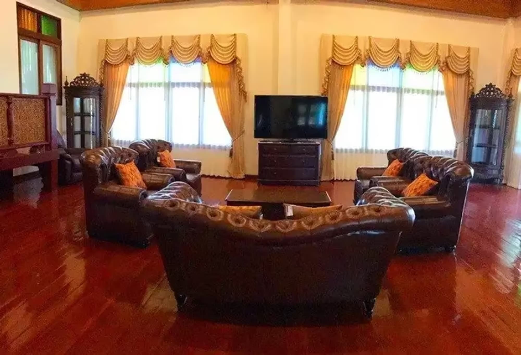 5 Bedroom House - Image 11