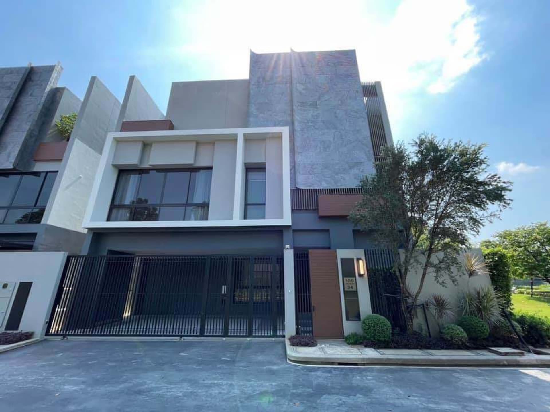 4 Bed House for Rent in Bang Kapi - Image 1