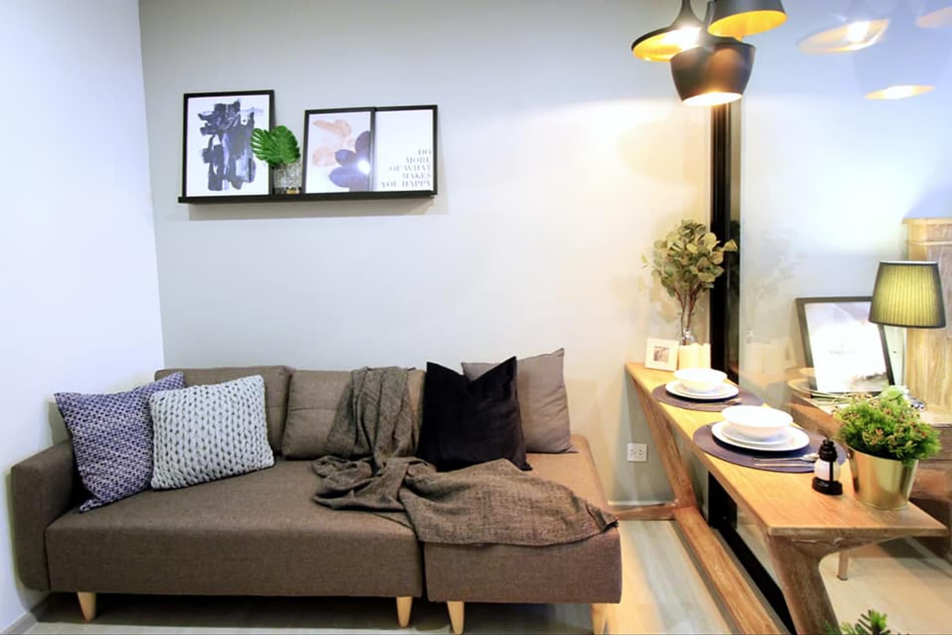 1 Bed Condo for Rent and Sale in Huai Khwang - Image 1