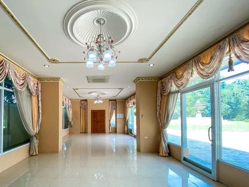 8 Bedroom House