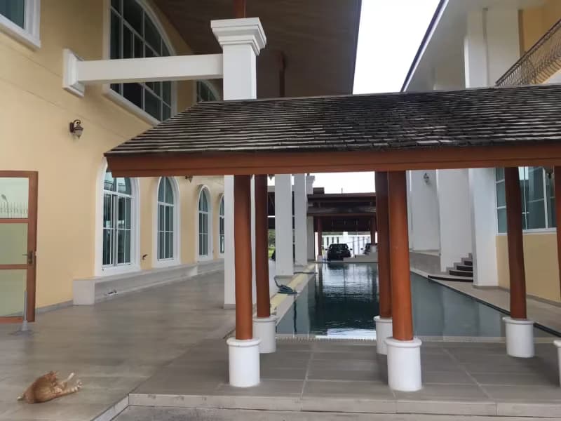 6 Bedroom House