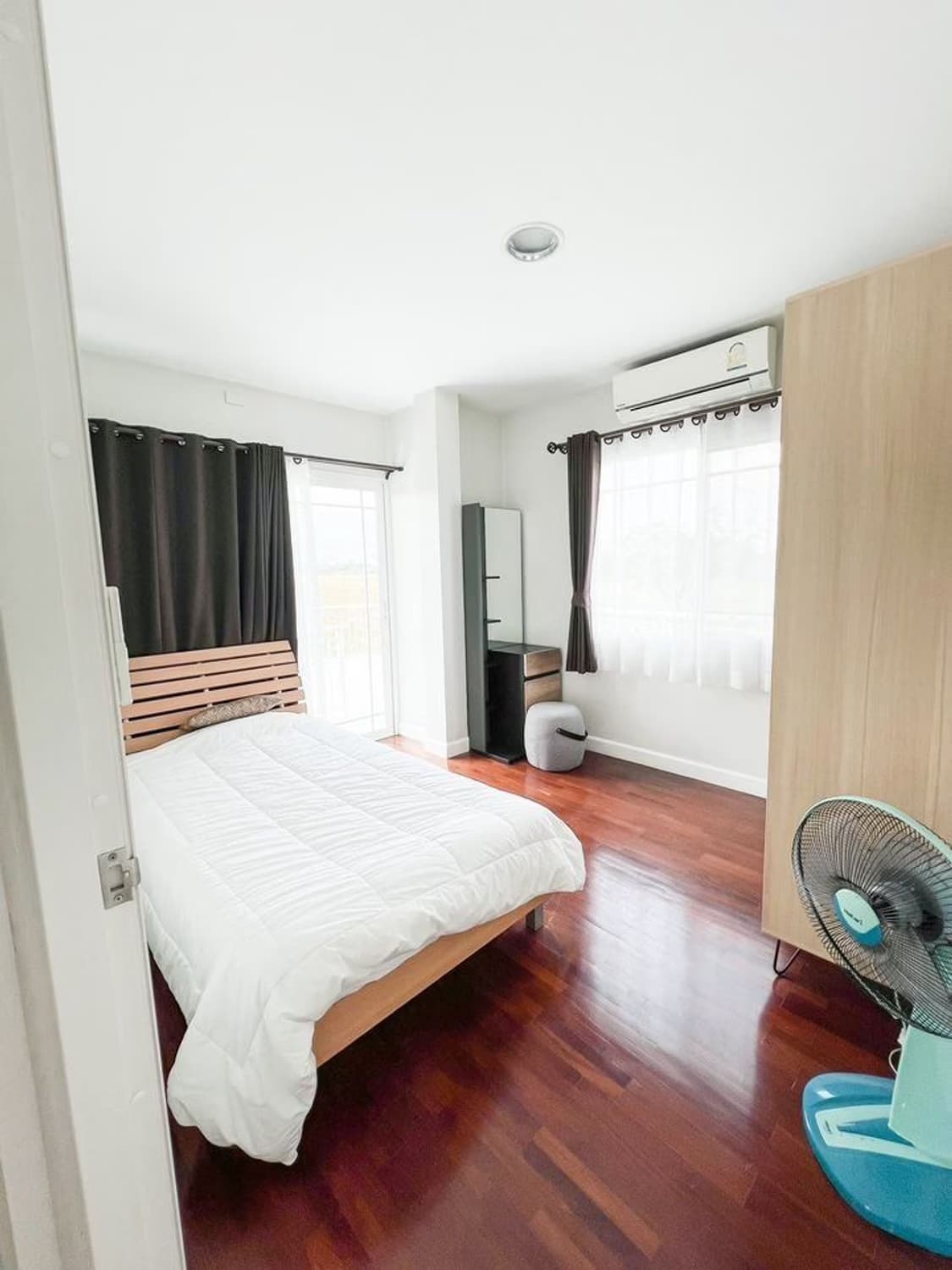 Pool villa house for rent in a frame - Image 22