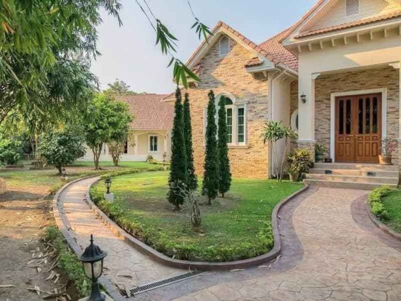 6 Bed House for Sale in Saraphi District