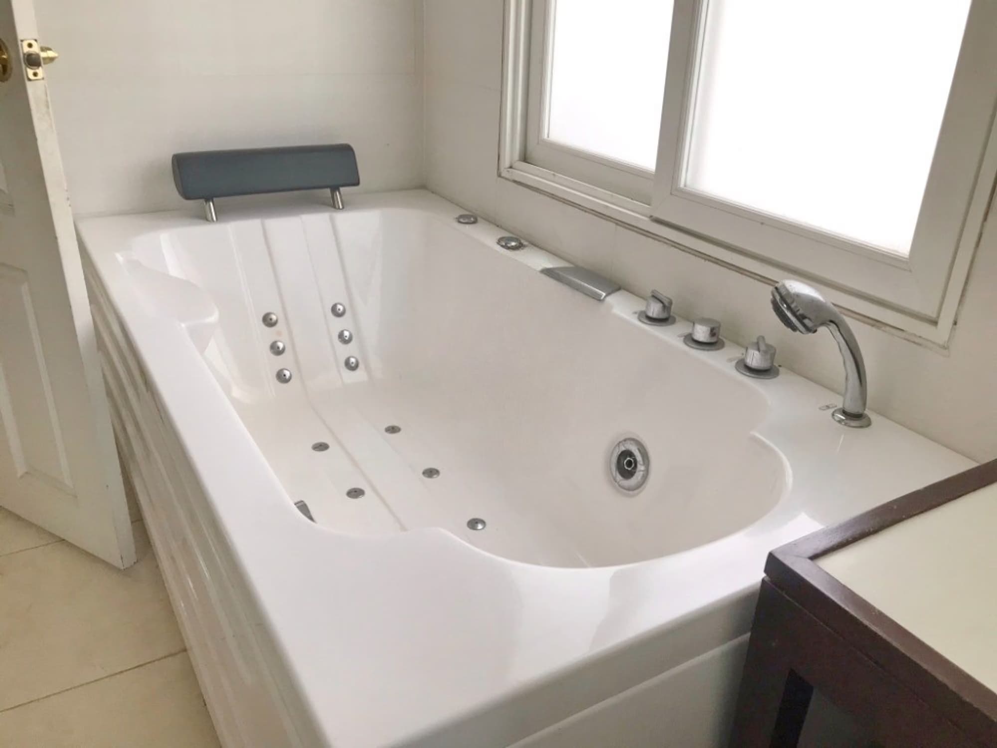 4 Bed House for Rent in Phra Khanong - Image 8